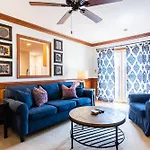 2 Living Rooms Close 2 Shopping & Restaurants
