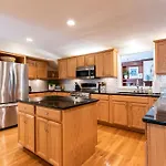 2 Living Rooms Close 2 Shopping & Restaurants