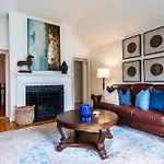 2 Living Rooms Close 2 Shopping & Restaurants