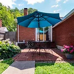 2 Living Rooms Close 2 Shopping & Restaurants