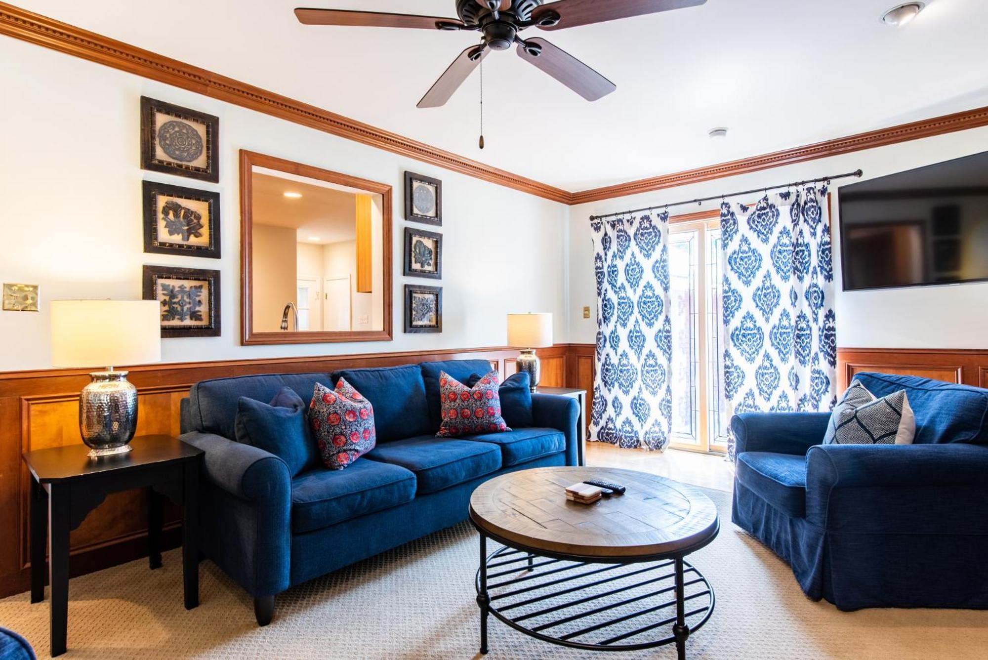 2 Living Close 2 Shopping & Restaurants *