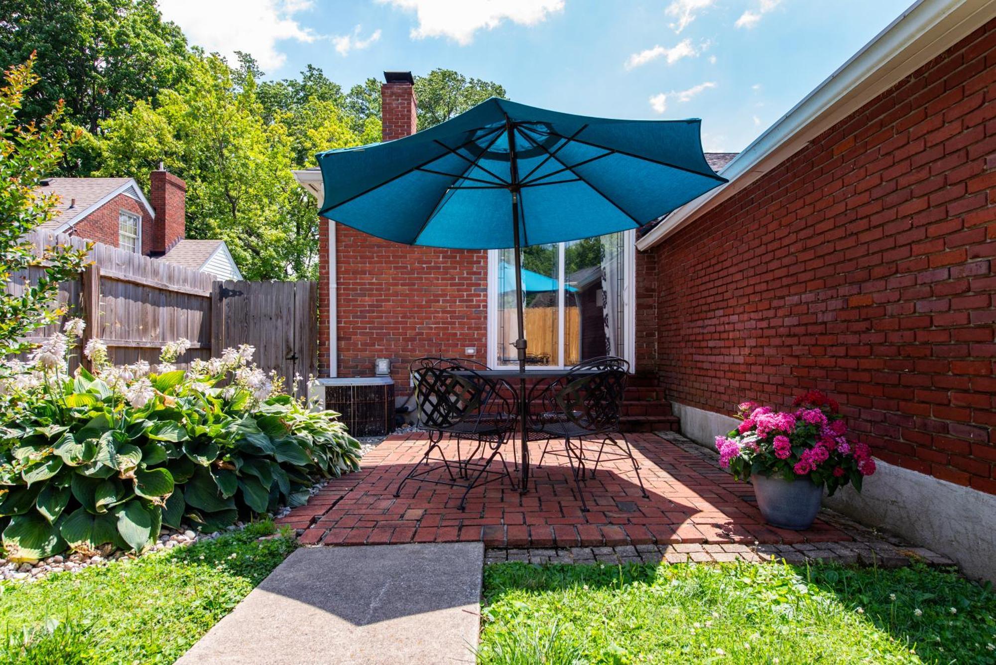 2 Living Close 2 Shopping & Restaurants Holiday home Louisville