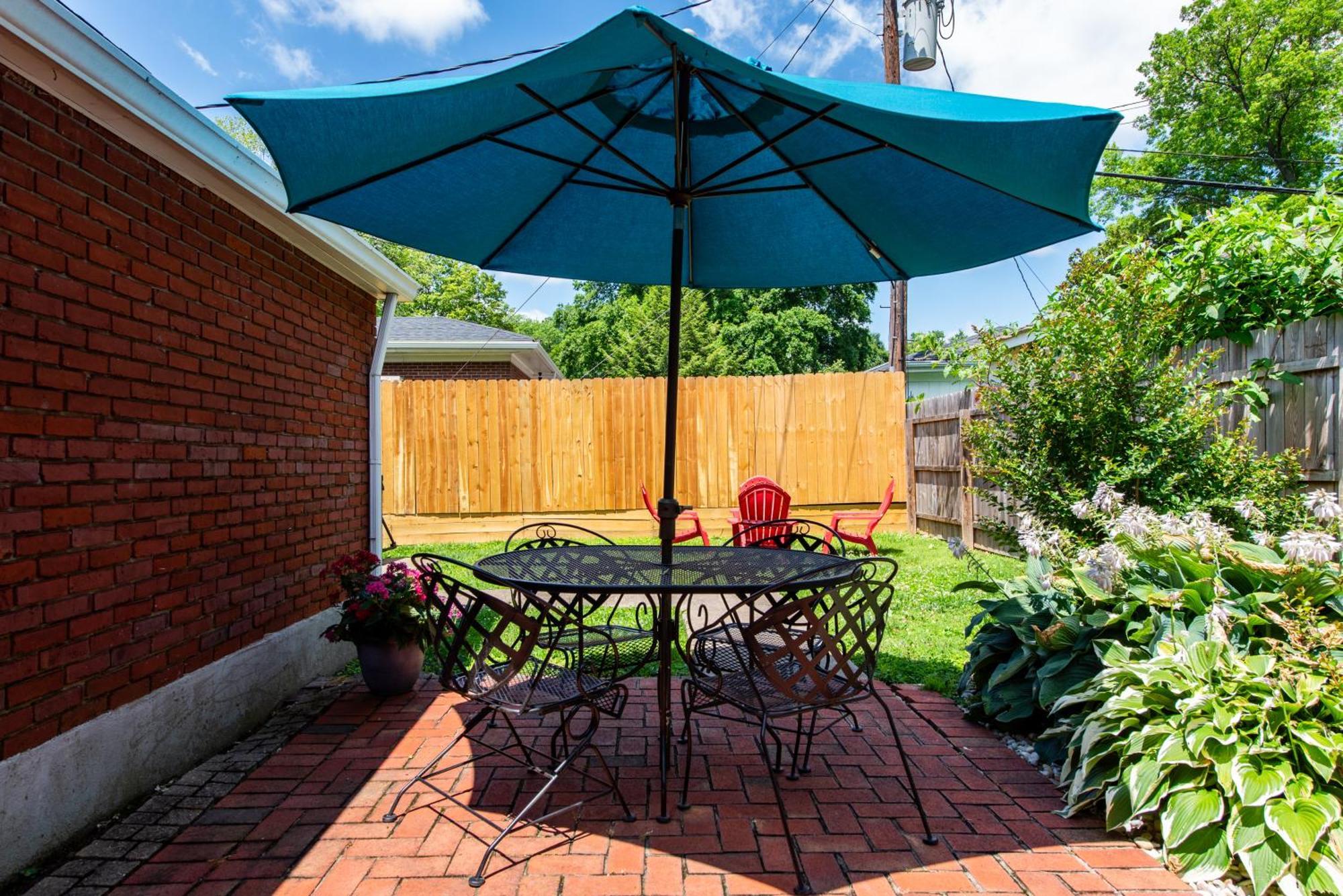 2 Living Close 2 Shopping & Restaurants
