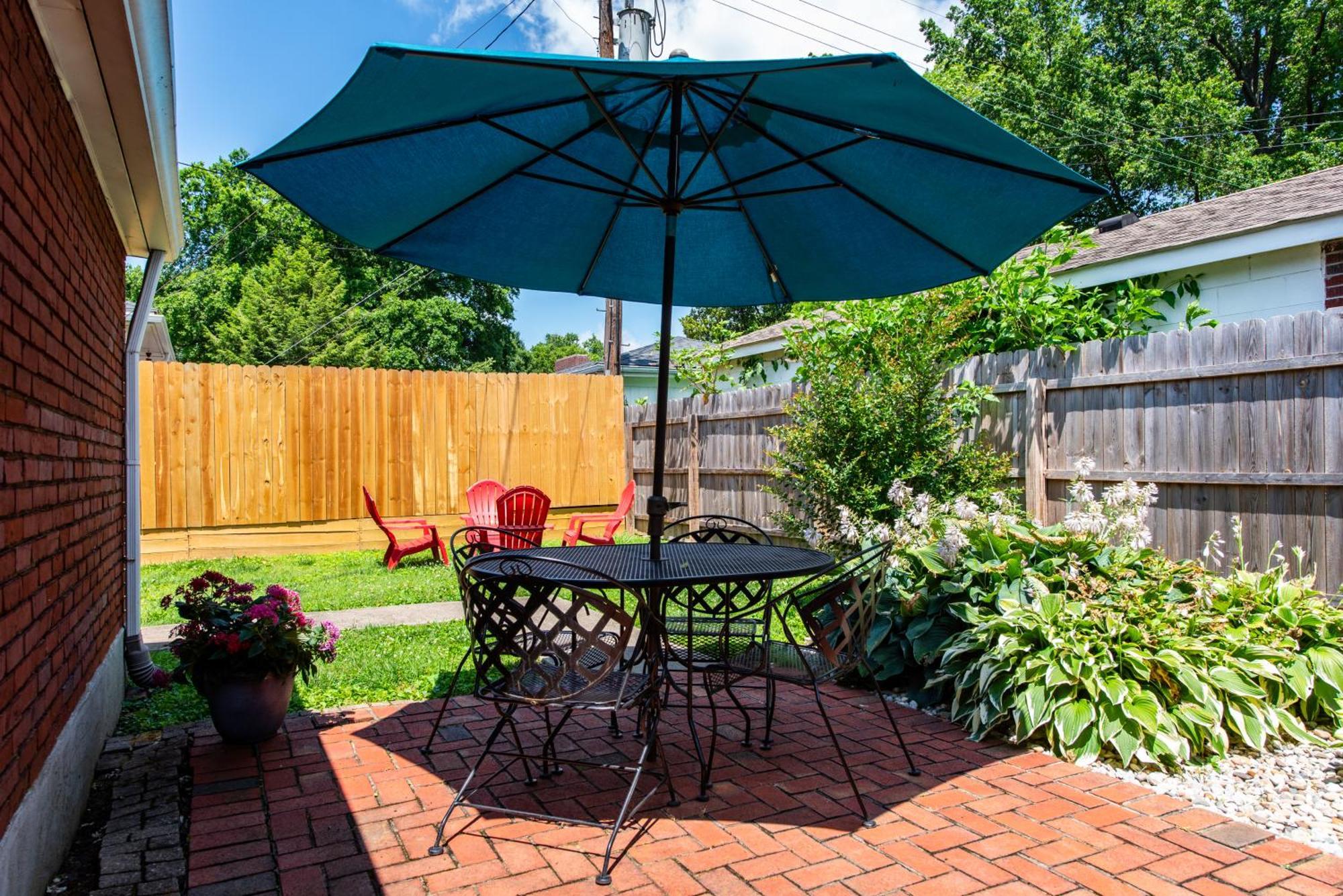 2 Living Close 2 Shopping & Restaurants * Louisville
