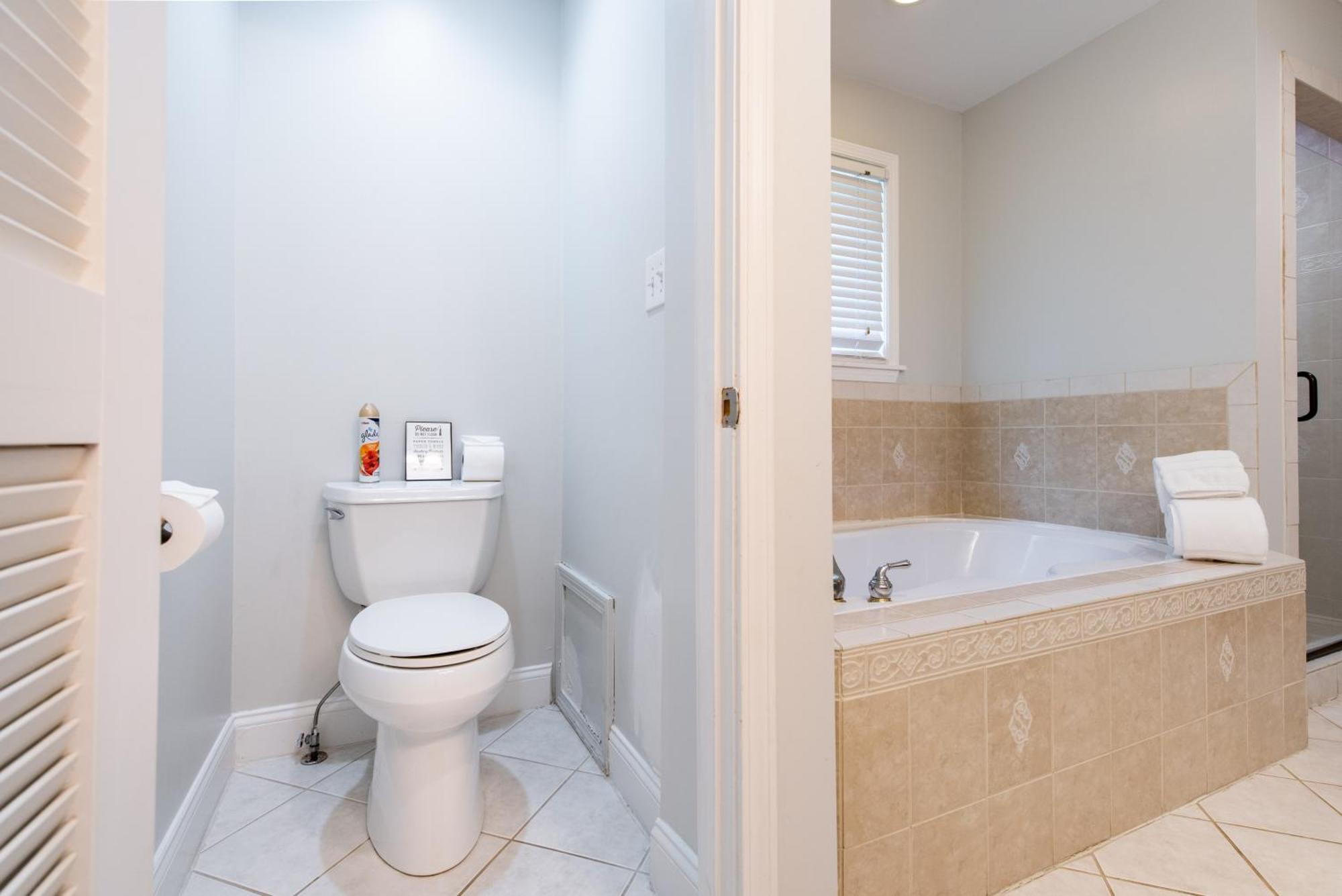 2 Living Close 2 Shopping & Restaurants Louisville